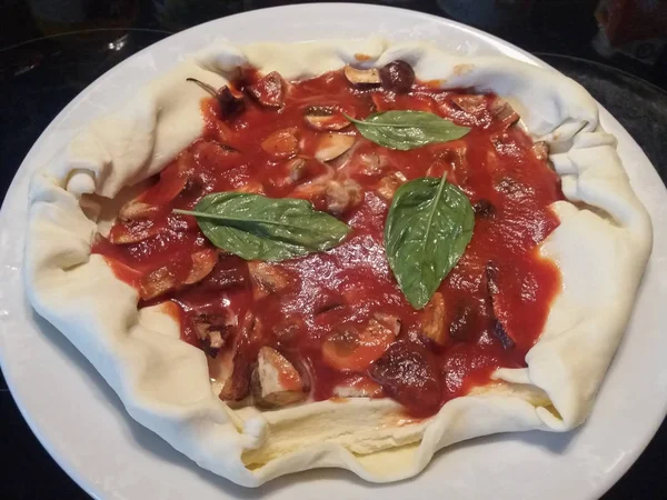 別名フンギ ポルチーニ ヤマドリタケとポルチーニの Luridus ピザ伝統的なイタリア料理をキノコします — ストック写真