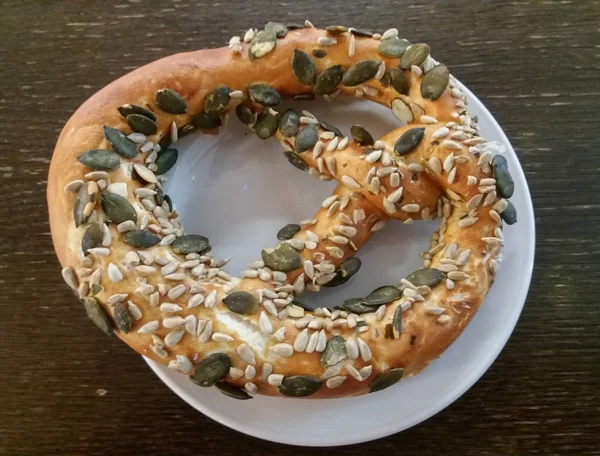 Originele Oostenrijkse Pretzel Aka Brezel Breze Met Pumpkin Zonnebloem Zaden — Stockfoto