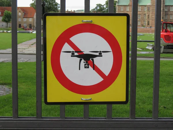 規制標識 カメラ トラフィック サイン コペンハーゲン 王室宮殿庭園のない無人偵察機 — ストック写真