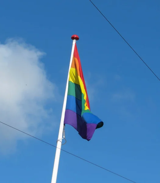 Bandiera Pace Arcobaleno Galleggiante Nel Cielo Blu — Foto Stock