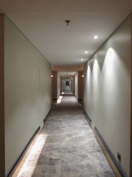 Hall Med Många Dörrar Leder Hotellrum — Stockfoto