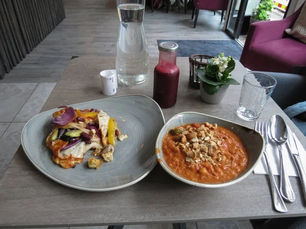 Vegane Enquillada Und Kichererbsen Tomatensauce Und Cashewnüssen — Stockfoto