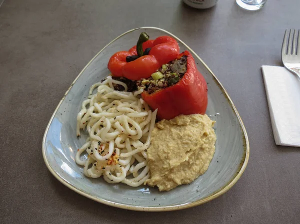 Wegańskie Danie Kombi Papryka Fasola Makaron Hummus — Zdjęcie stockowe