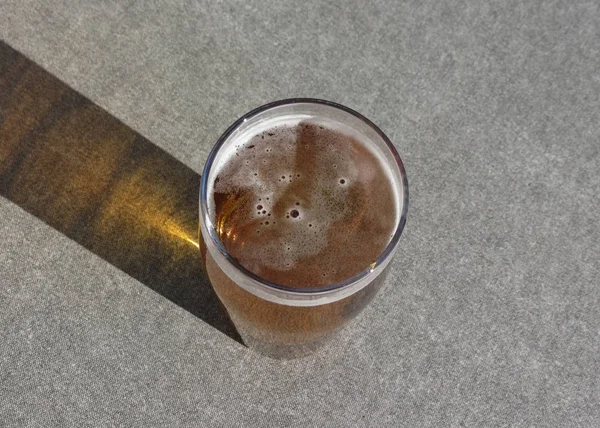 Verre Bière Sur Une Table Pierre Extérieur — Photo