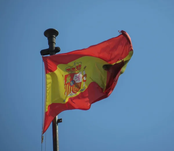 Bandiera Nazionale Spagnola Della Spagna Europa Galleggiante Nel Cielo Blu — Foto Stock