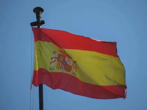 Spansk Flagga Spanien Europa Flytande Den Blå Himlen — Stockfoto