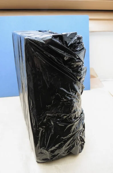 Caixa Plástico Preto Para Pacote Pequeno — Fotografia de Stock
