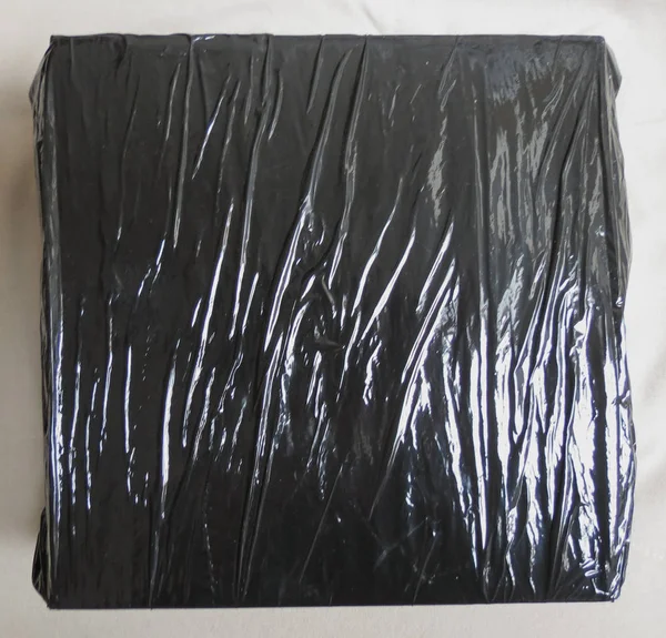Küçük Paket Parsel Için Siyah Plastik Kutu — Stok fotoğraf