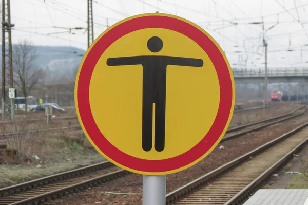 規制標識 歩行者交通ない標識 列車通過 — ストック写真