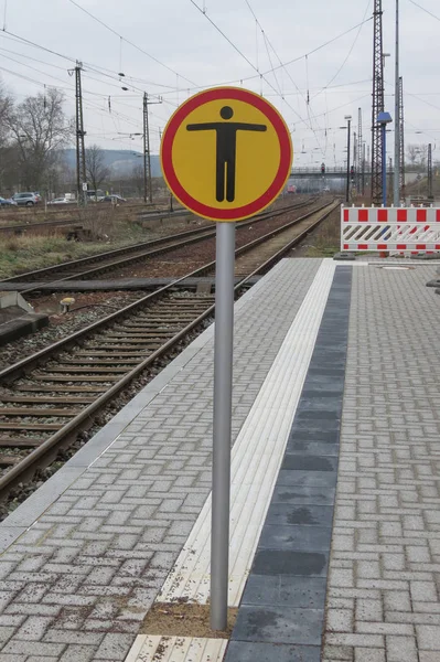 規制標識 歩行者交通ない標識 列車通過 — ストック写真