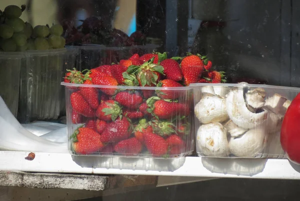 Aardbeien Paddestoelen Koop Een Markt Teller — Stockfoto