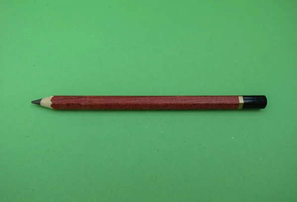 Drewniany Ołówek Pisania Zielonym Tle — Zdjęcie stockowe