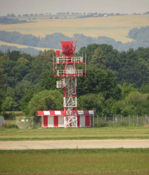 Torre de radar no aeroporto — Fotografia de Stock