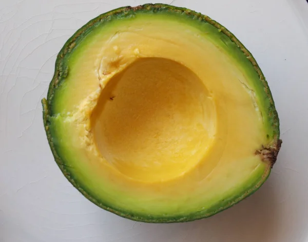 Avocado Zwei Teile Geschnitten Einer Schüssel Mit Kernen — Stockfoto