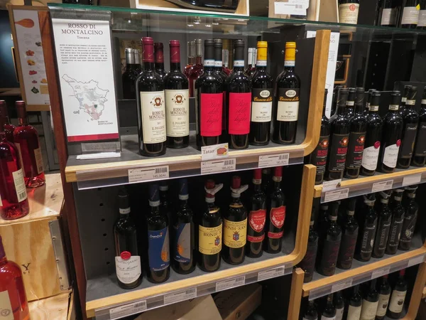 Copenhagen, Danimarka - yaklaşık Ağustos 2017: şarap şişeleri sergilenen bir mağaza