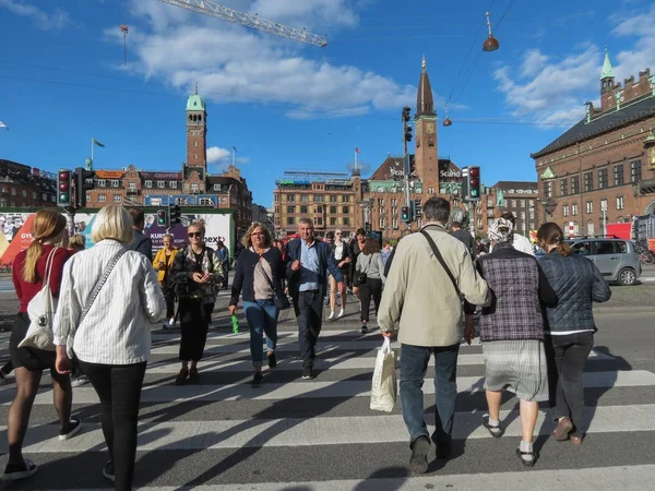Personer som korsar gatan i Köpenhamn — Stockfoto