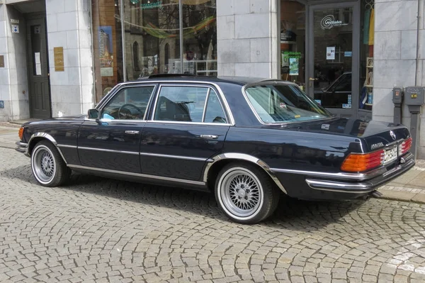 Mercedes Benz 450 SEL blu auto — Foto Stock