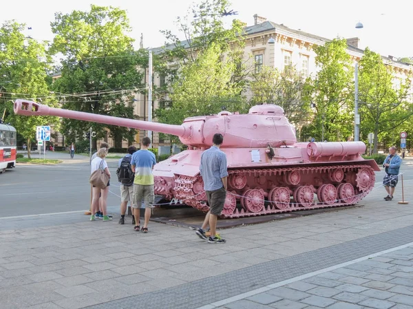 Pink tank in Brno — Stock Photo, Image