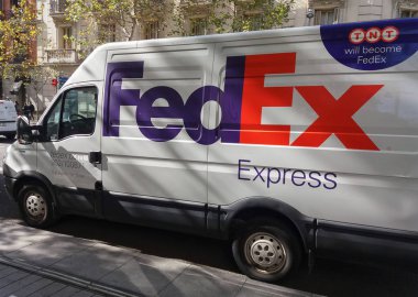 Madrid, İspanya - Ekim 2017 yaklaşık: teslim etmek için sokakta park edilmiş beyaz Fedex Express van