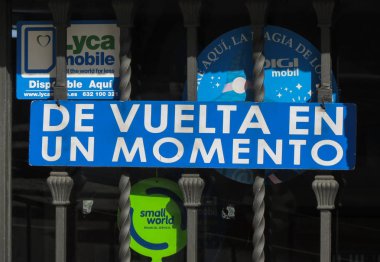 Toledo, İspanya - Ekim 2017 yaklaşık: De vuelta tr un momento (geri yakında olacak anlamına gelir) etiketi salonu giriş