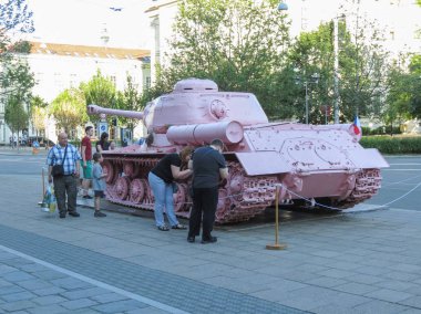Brno, Çek Cumhuriyeti - Mayıs 2017 yaklaşık: pembe tank, tartışmalı parça çek sanatçı David Cerny tarafından 1991 yılında yayımlanan