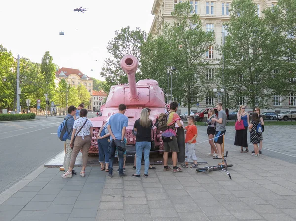 Brno içinde pembe tank