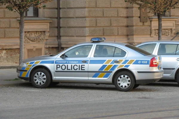 Carro de polícia checo estacionado — Fotografia de Stock