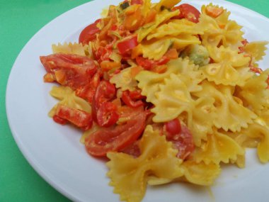 farfalle makarna domates, soya krem ve curcuma'deki geleneksel İtalyan yemekleri