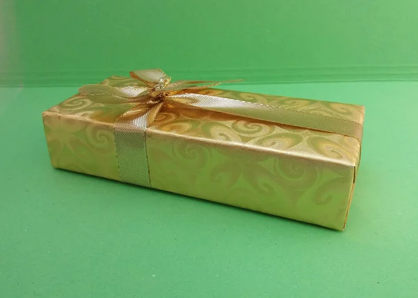 Een Elegante Geschenkverpakking Groene Achtergrond — Stockfoto