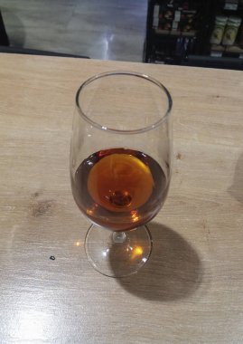 Masada bir bardak şarap