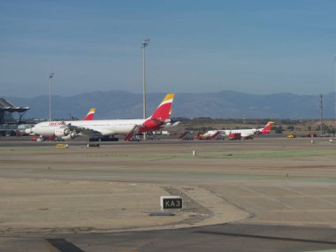 Madrid, İspanya - Ekim 2017 yaklaşık: Madrid-Barajas havaalanında Adolfo Suarez Park Iberia uçak