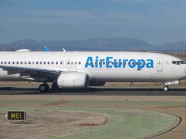 Madrid, İspanya - Ekim 2017 yaklaşık: Aireuropa uçak taksi sırasında