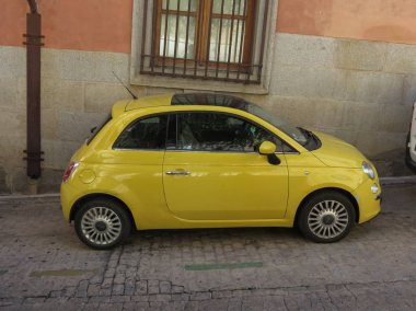 Toledo, İspanya - Ekim 2017 yaklaşık: sarı Fiat yeni 500 araba