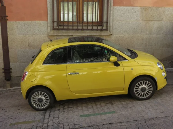 Toledo Spanien Oktober 2017 Gelber Fiat 500 — Stockfoto