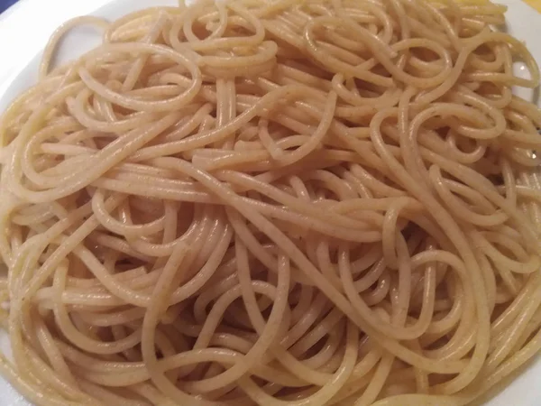 Makaron Spaghetti Tradycyjnych Kuchni Włoskiej Naczyniu — Zdjęcie stockowe