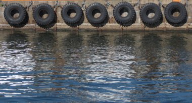 Bir taş eski lastik hatta wharf Kopenhag, Danimarka