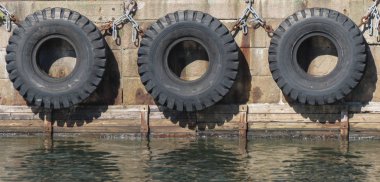 Bir taş eski lastik hatta wharf Kopenhag, Danimarka