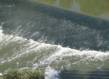 arka plan olarak yararlı köpükle kirli koyu yeşil su yüzeyi