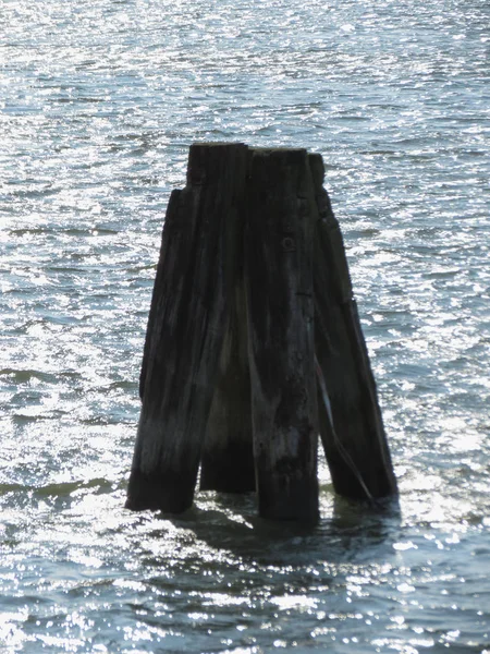 Postes Madeira Cais Velho Rio Canal — Fotografia de Stock