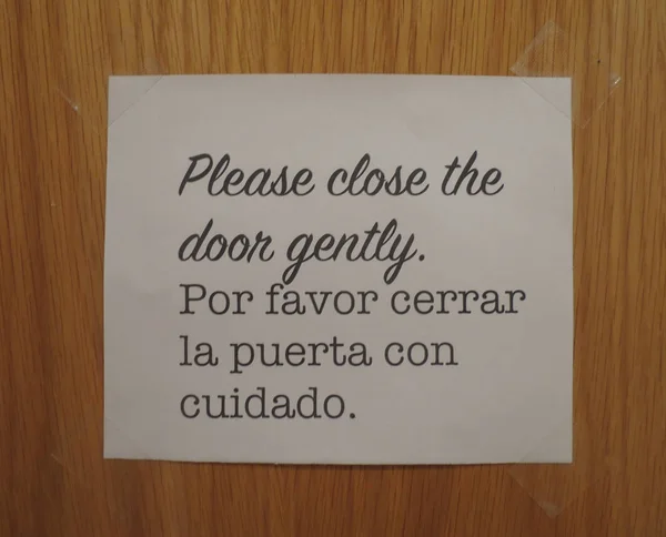 Por Favor Cerrar Puerta Con Cuidado 意思是请轻轻关上门 — 图库照片