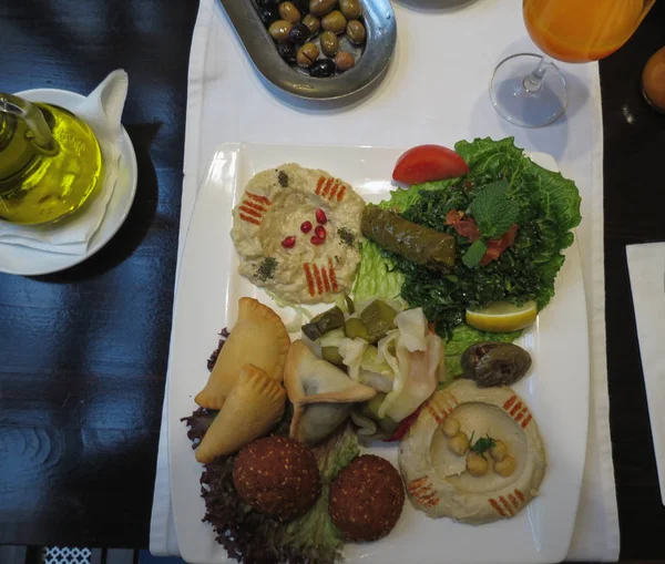 Plato Vegetariano Libanés Que Incluye Falafel Hummus Baba Ganoush Salsa — Foto de Stock
