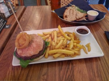 Sebzeli ve sarımsaklı ekmek ile Fransız frieds tipik İngiliz pub yemek vardır