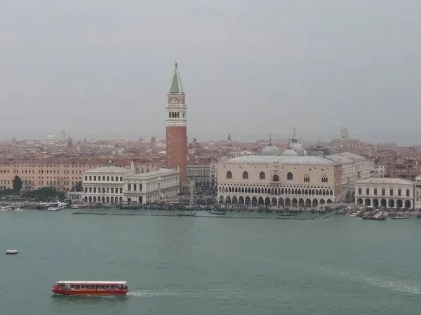 St Mark square gezien fron St Mark bekken in Venetië — Stockfoto