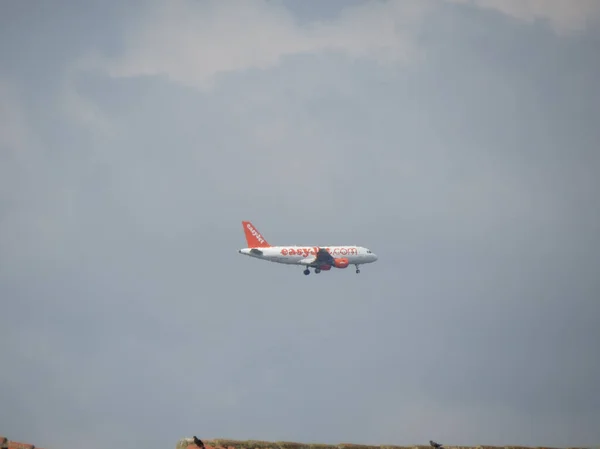 EasyJet Airbus A318 aterrizando en Toulouse — Foto de Stock