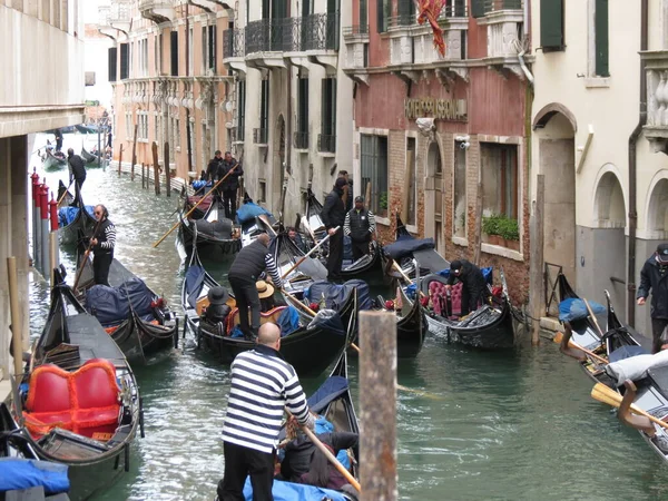 Gondole bateaux à rames à Venise — Photo