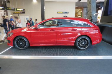 kırmızı Mercedes-Benz arabası sergileniyor