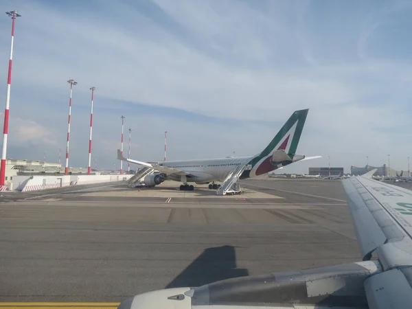 Alitalia aircrafts in Rome — ストック写真