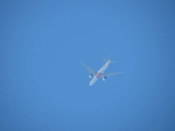 Emirates aircraft flying in Valletta — Stock fotografie