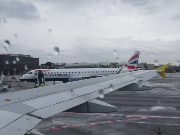 British Airways Embraer 190 κατά την επιβίβαση — Φωτογραφία Αρχείου