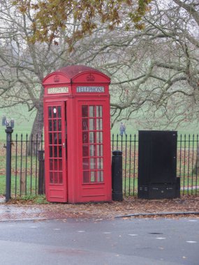 Primrose Hil 'deki kırmızı telefon kulübesi K6